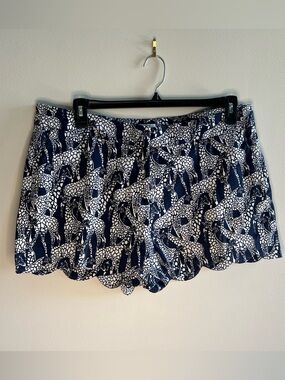 crown & ivy Navy and White Giraffe Print Scalloped Shorts